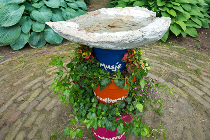 vogelbad in de vorm van een blad